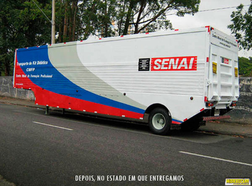 Plataforma Elevatória Hidráulica fabricada pela HIDRAUCAM - instalada em veículo ewscola do SENAI