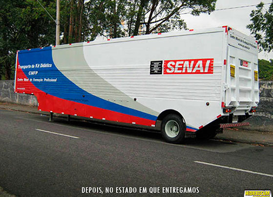 Plataforma Elevatória Hidráulica fabricada pela HIDRAUCAM - instalada em veículo ewscola do SENAI