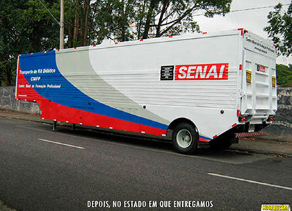 Plataforma Elevatória Hidráulica fabricada pela HIDRAUCAM - instalada em veículo ewscola do SENAI