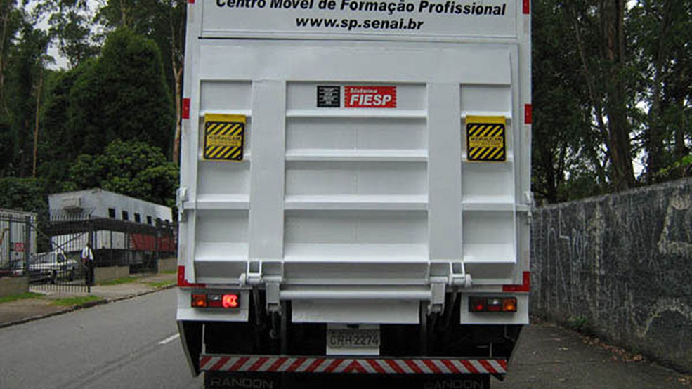 Plataforma Hidráulica HIDRAUCAM Plataforma Hidráulica Elevatória fabricada pela HIDRAUCAM - Veículo escola do SENAI