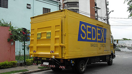 Plataforma Hidráulica Elevatória fabricada pela HIDRAUCAM instaladas em veículos dos Correios